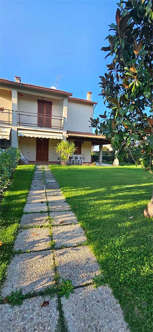 VILLA BIFAMILIARE CON AMPIO GIARDINO ESCLUSIVO