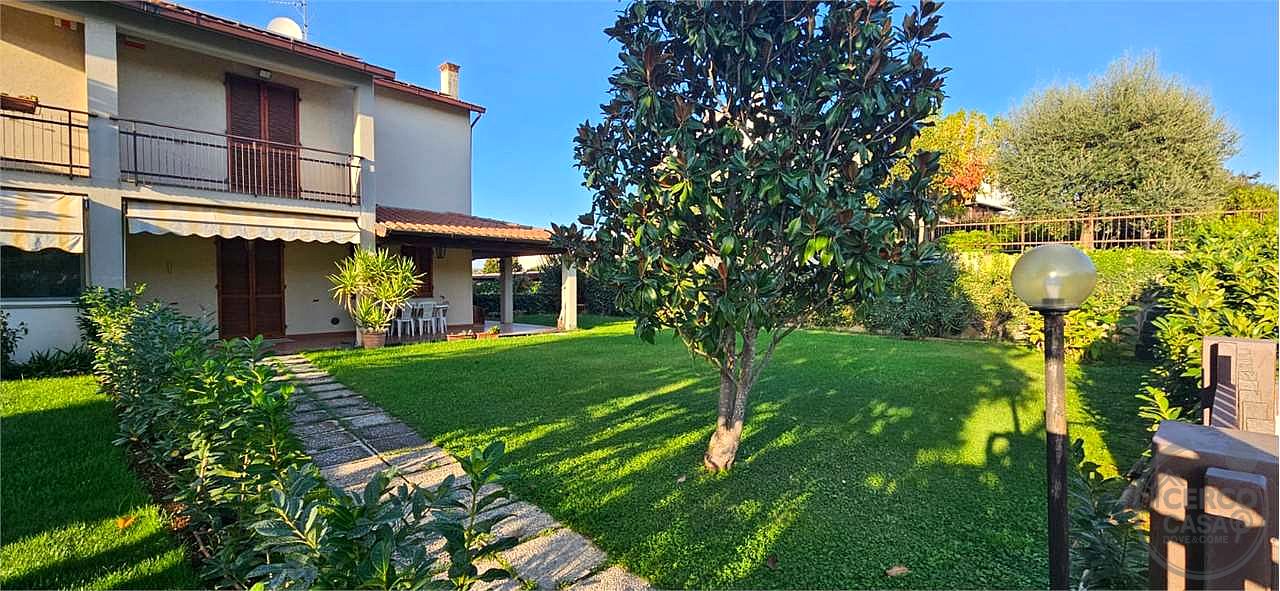VILLA BIFAMILIARE CON AMPIO GIARDINO ESCLUSIVO
