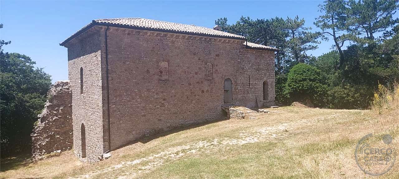ANTICA PIEVE RISTRUTTURATA CON TERRENO