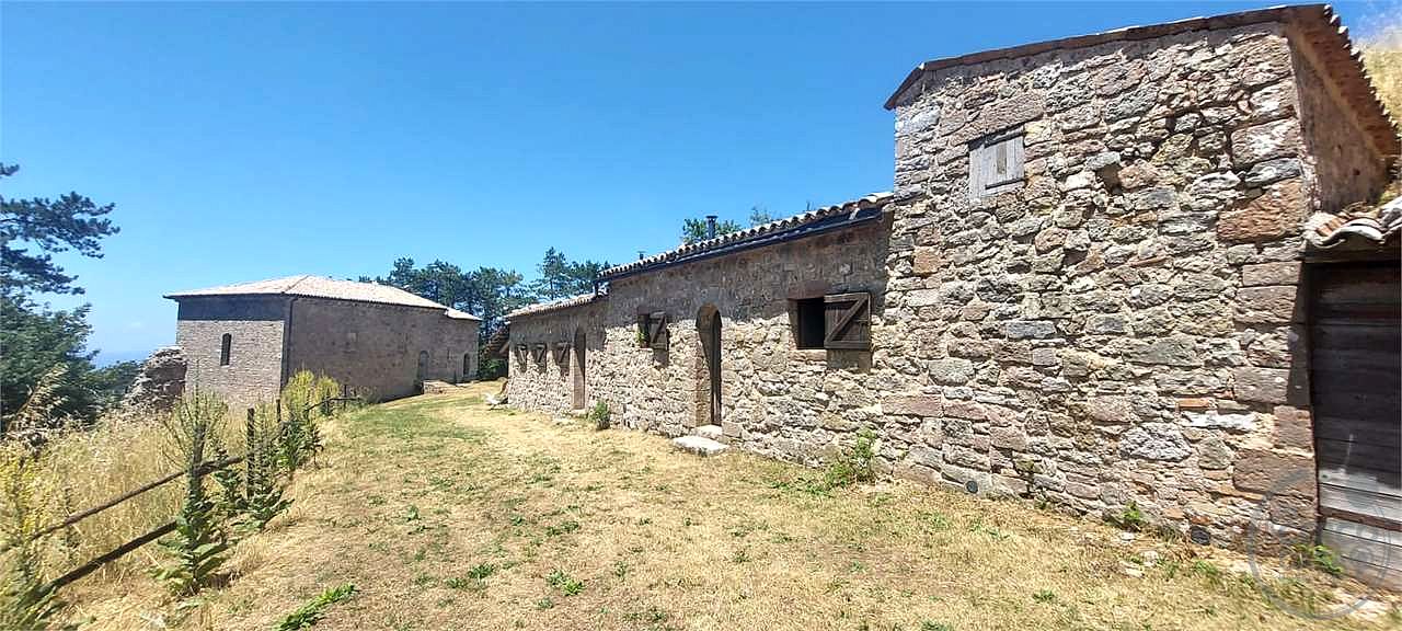 ANTICA PIEVE RISTRUTTURATA CON TERRENO