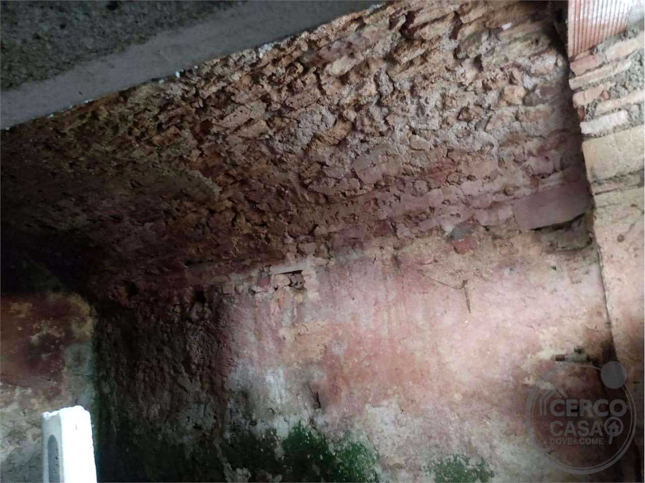 PORZIONE DI FABBRICATO DA RISTRUTTURARE
