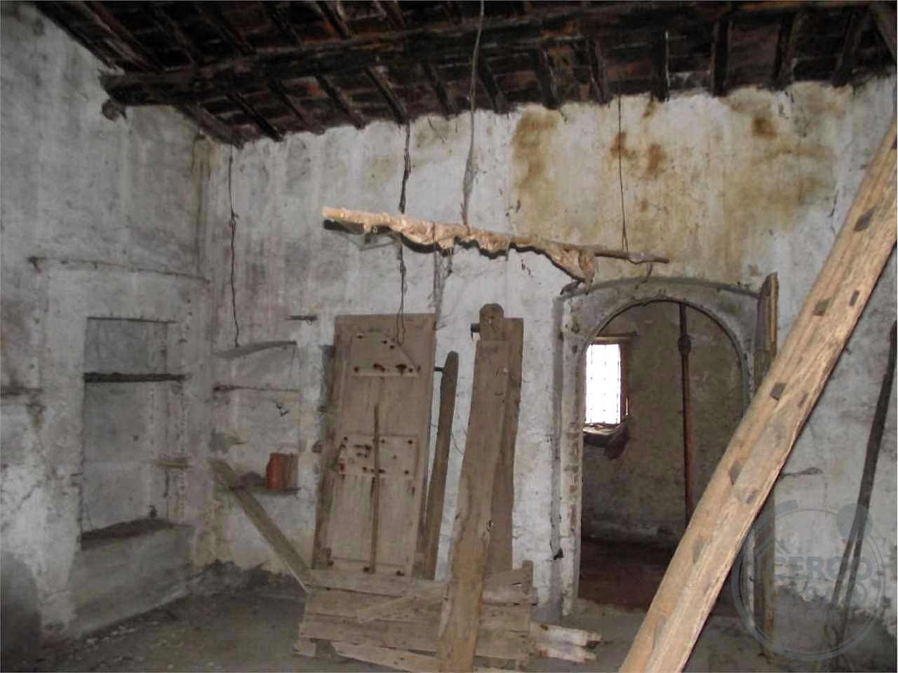 PORZIONE DI FABBRICATO DA RISTRUTTURARE