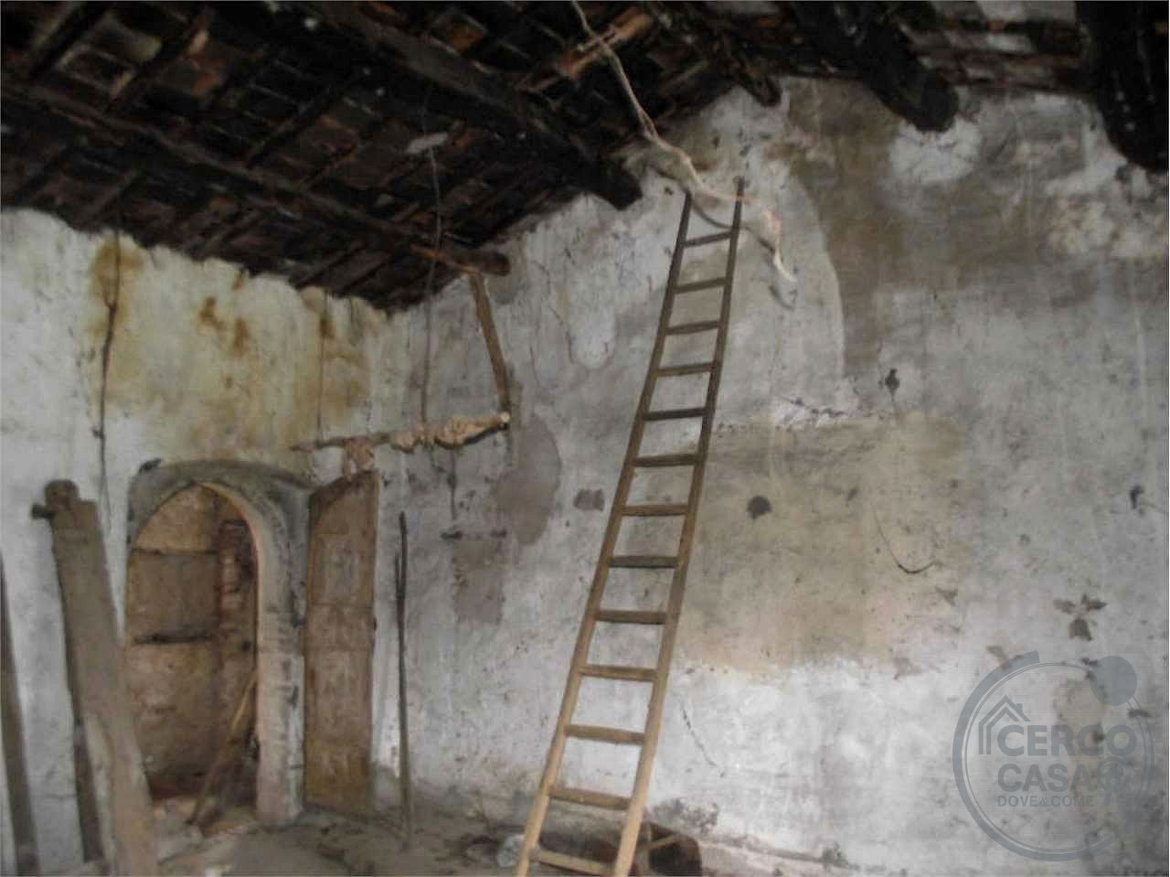 PORZIONE DI FABBRICATO DA RISTRUTTURARE