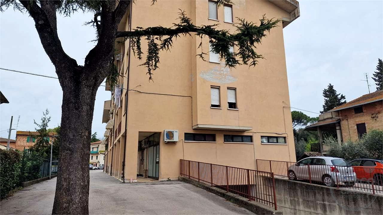 PERUGIA - SAN MARTINO IN CAMPO: LOCALE COMMERCIALE USO UFFICIO AL PIANO TERRA