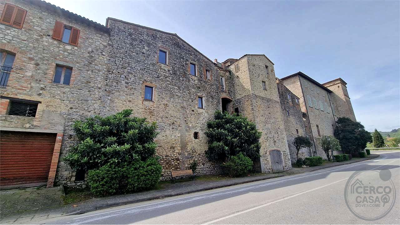 FRATTA TODINA: CIELO-TERRA RISTRUTTURATO IN CENTRO STORICO