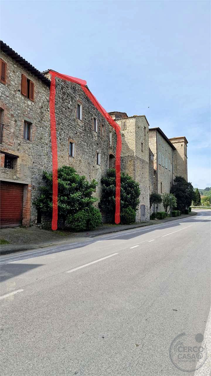 FRATTA TODINA: CIELO-TERRA RISTRUTTURATO IN CENTRO STORICO