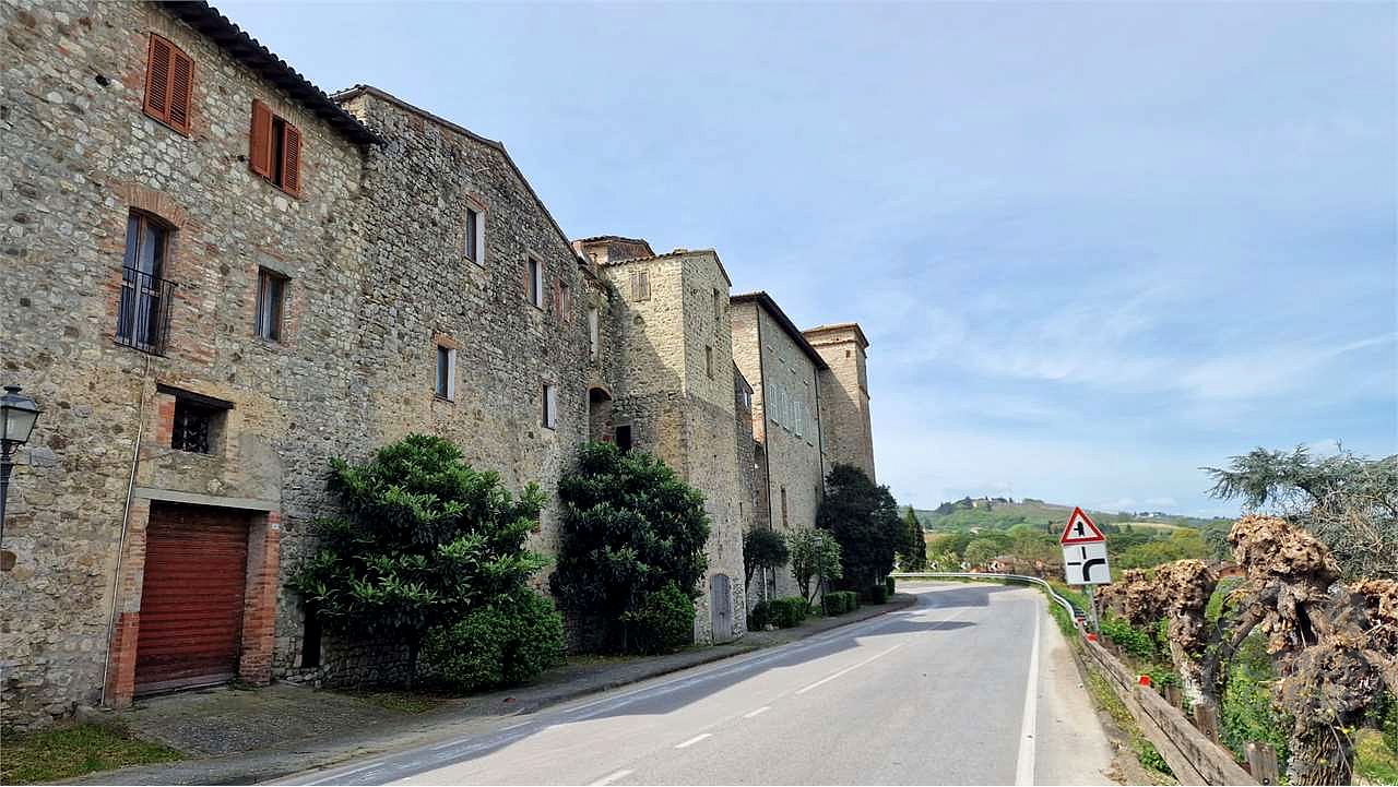 FRATTA TODINA: CIELO-TERRA RISTRUTTURATO IN CENTRO STORICO