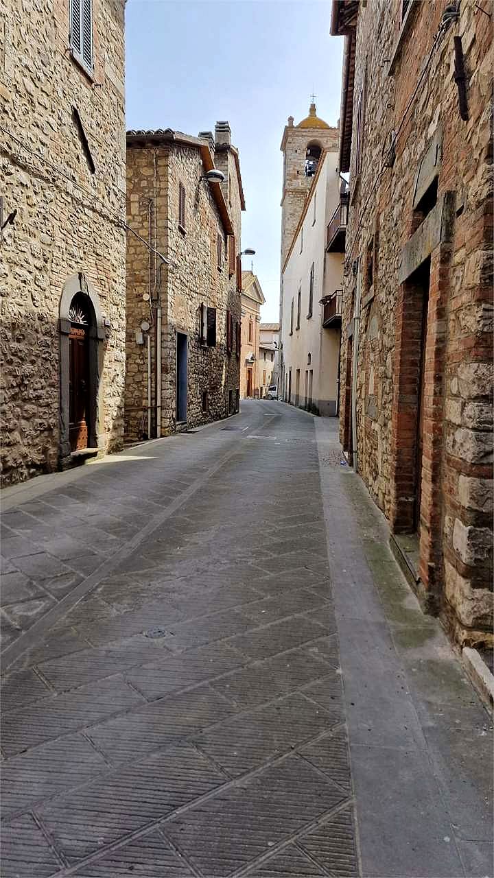 FRATTA TODINA: CIELO-TERRA RISTRUTTURATO IN CENTRO STORICO