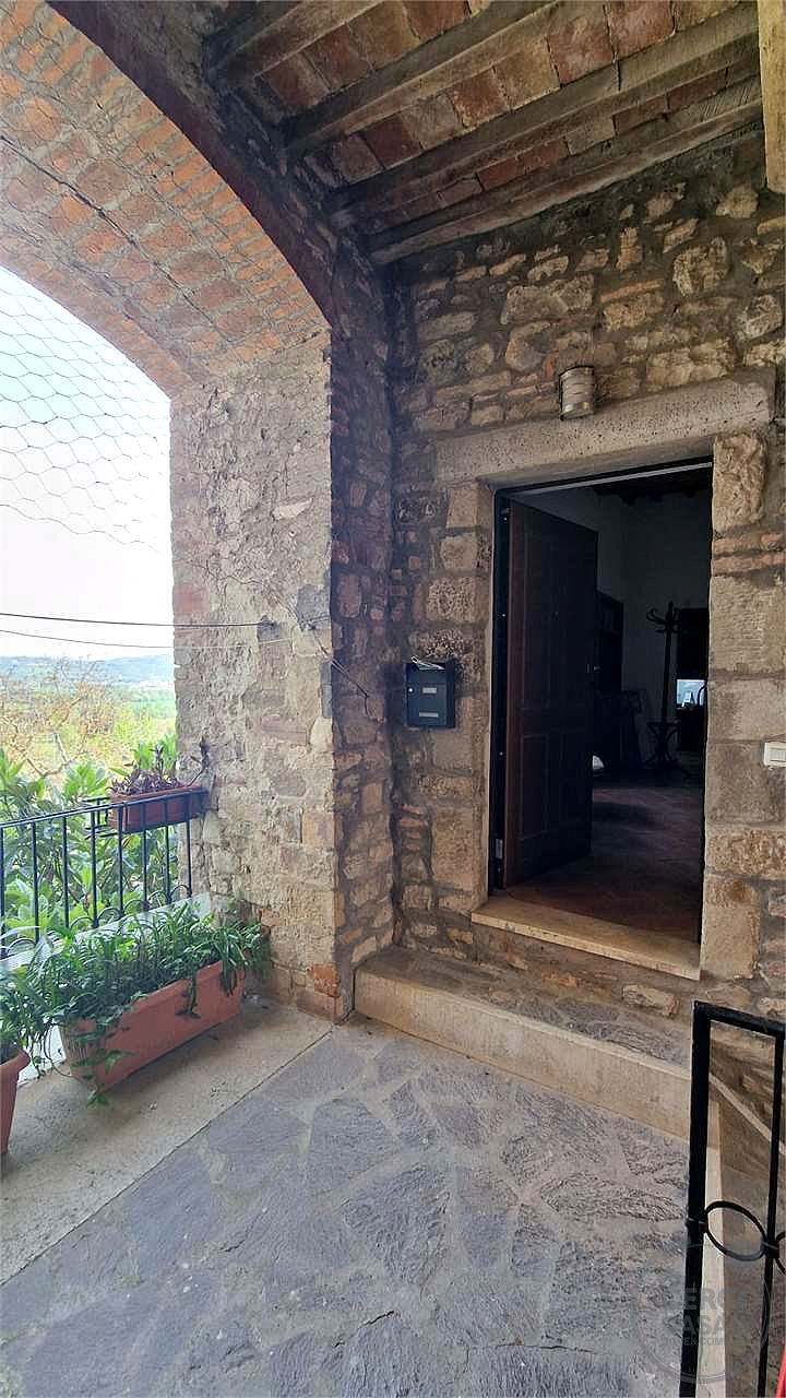 FRATTA TODINA: CIELO-TERRA RISTRUTTURATO IN CENTRO STORICO