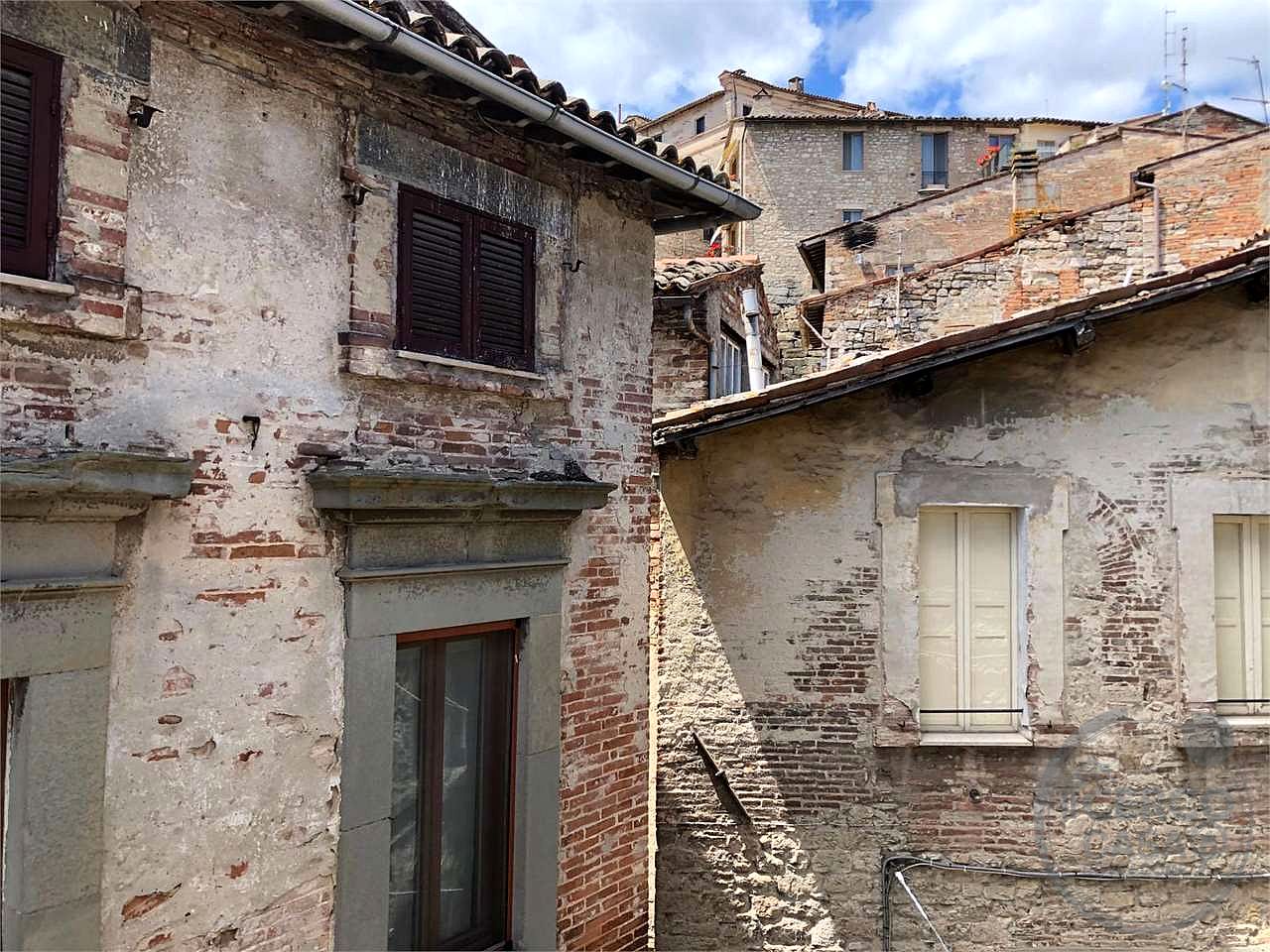 TODI – CENTRO STORICO: LUMINOSO APPARTAMENTO IN VENDITA