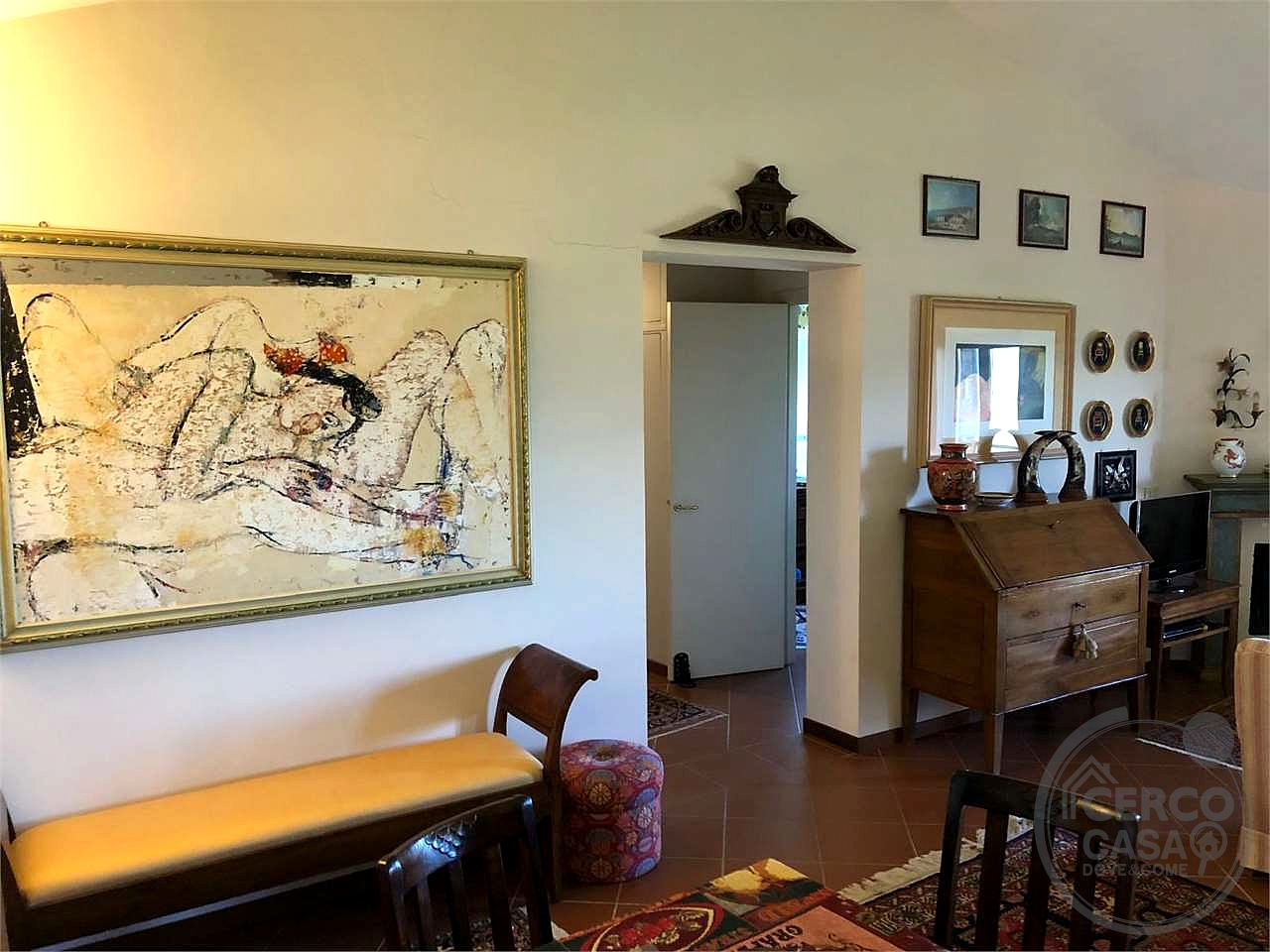 TODI - CENTRO STORICO: APPARTAMENTO PANORAMICO AL SECONDO ED ULTIMO PIANO