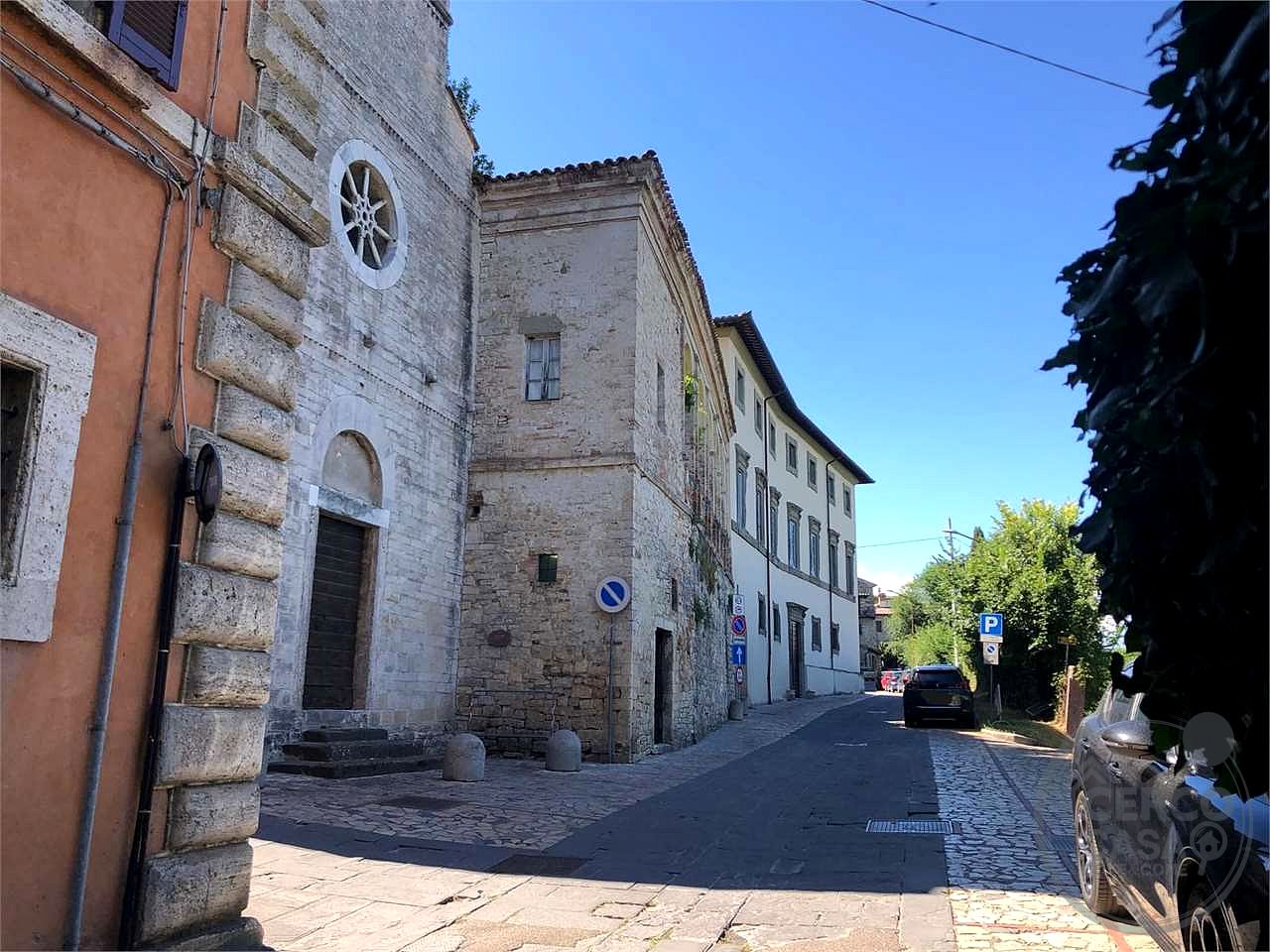 TODI - CENTRO STORICO: APPARTAMENTO PANORAMICO AL SECONDO ED ULTIMO PIANO