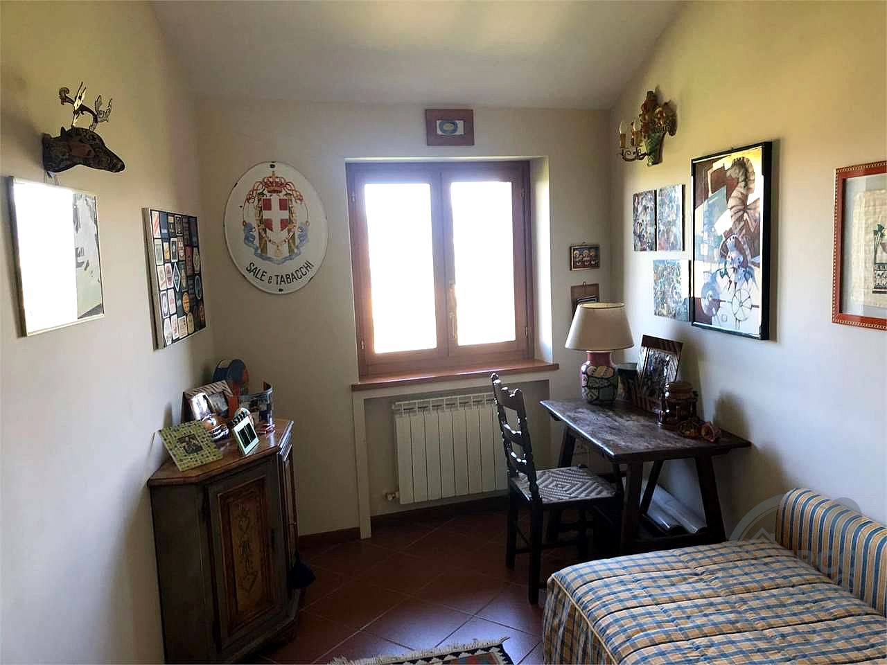 TODI - CENTRO STORICO: APPARTAMENTO PANORAMICO AL SECONDO ED ULTIMO PIANO