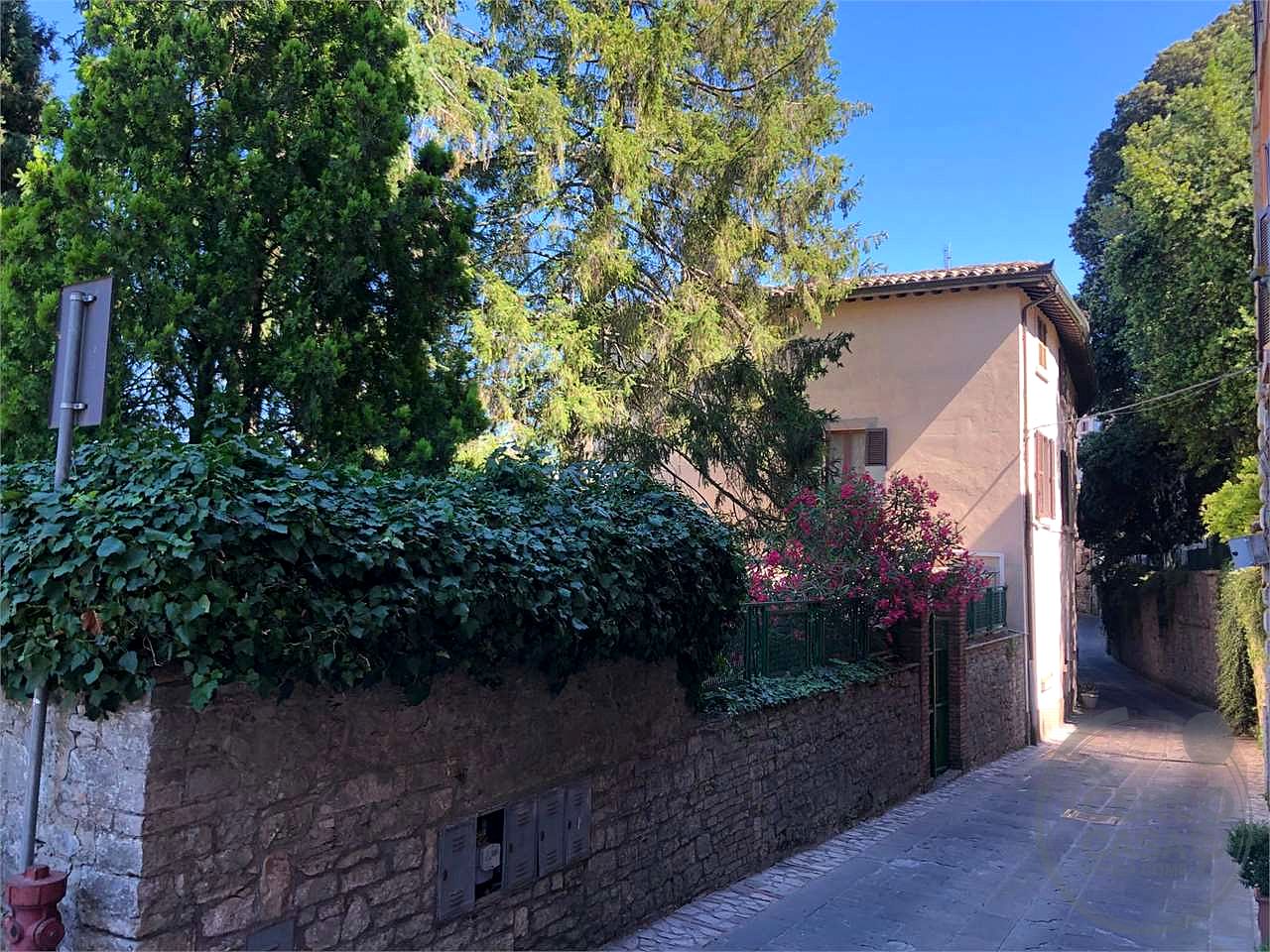 TODI - CENTRO STORICO: APPARTAMENTO PANORAMICO AL SECONDO ED ULTIMO PIANO
