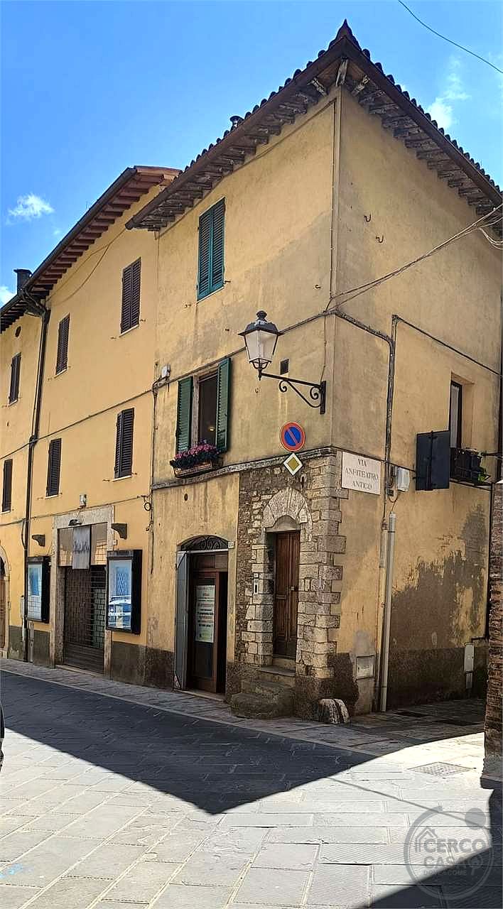 LOCALE COMMERCIALE IN CENTRO STORICO