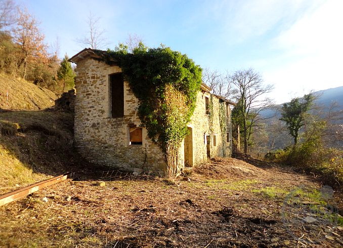 ASSISI - ARMENZANO: CASALE DA RISTRUTTURARE CON TERRENO CIRCOSTANTE