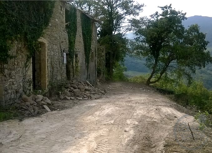 ASSISI - ARMENZANO: CASALE DA RISTRUTTURARE CON TERRENO CIRCOSTANTE