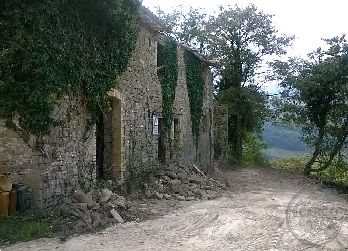 ASSISI - ARMENZANO: CASALE DA RISTRUTTURARE CON TERRENO CIRCOSTANTE