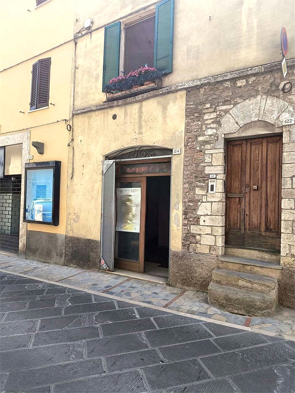 LOCALE COMMERCIALE RISTRUTTURATO IN CENTRO STORICO