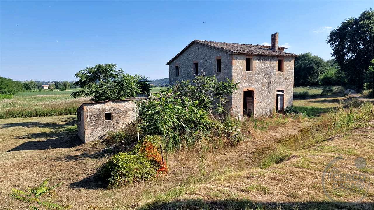 PROPRIETA' DA RISTRUTTURARE IN APERTA CAMPAGNA