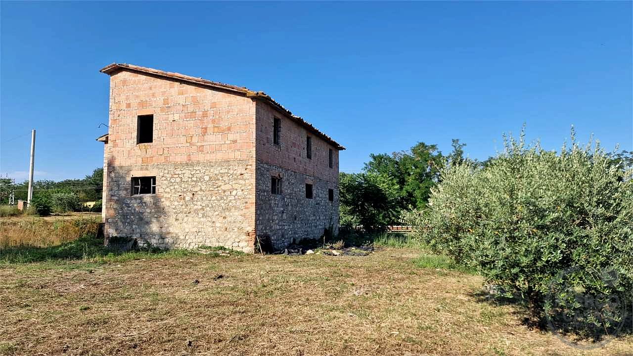 PROPRIETA' DA RISTRUTTURARE IN APERTA CAMPAGNA