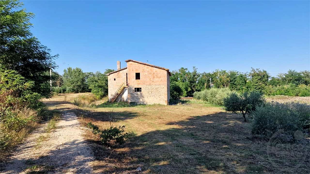 PROPRIETA' DA RISTRUTTURARE IN APERTA CAMPAGNA