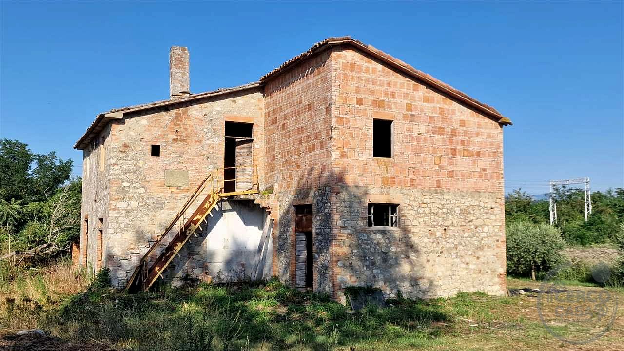 PROPRIETA' DA RISTRUTTURARE IN APERTA CAMPAGNA