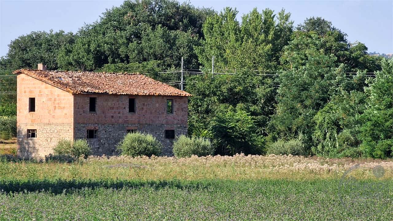 PROPRIETA' DA RISTRUTTURARE IN APERTA CAMPAGNA