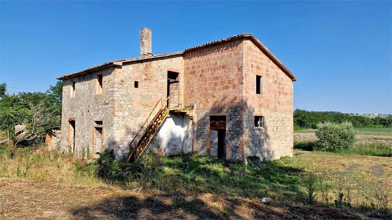 PROPRIETA' DA RISTRUTTURARE IN APERTA CAMPAGNA