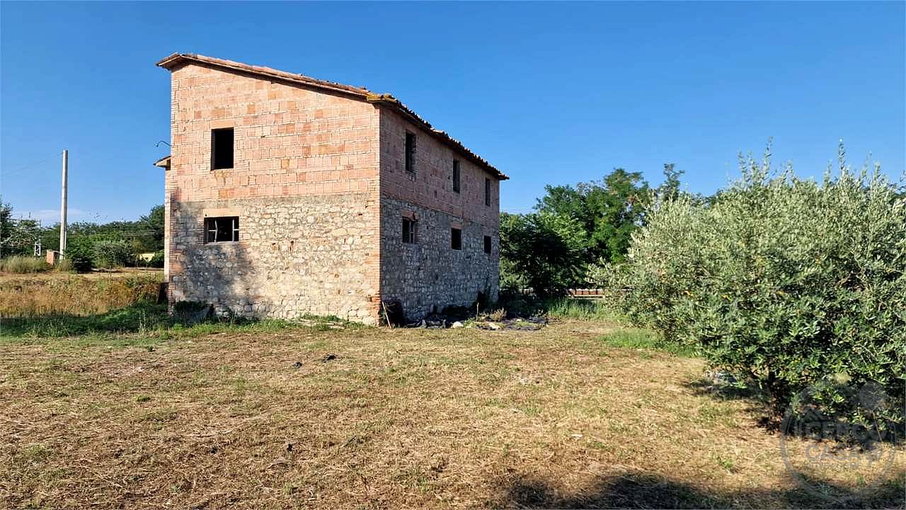 PROPRIETA' DA RISTRUTTURARE IN APERTA CAMPAGNA