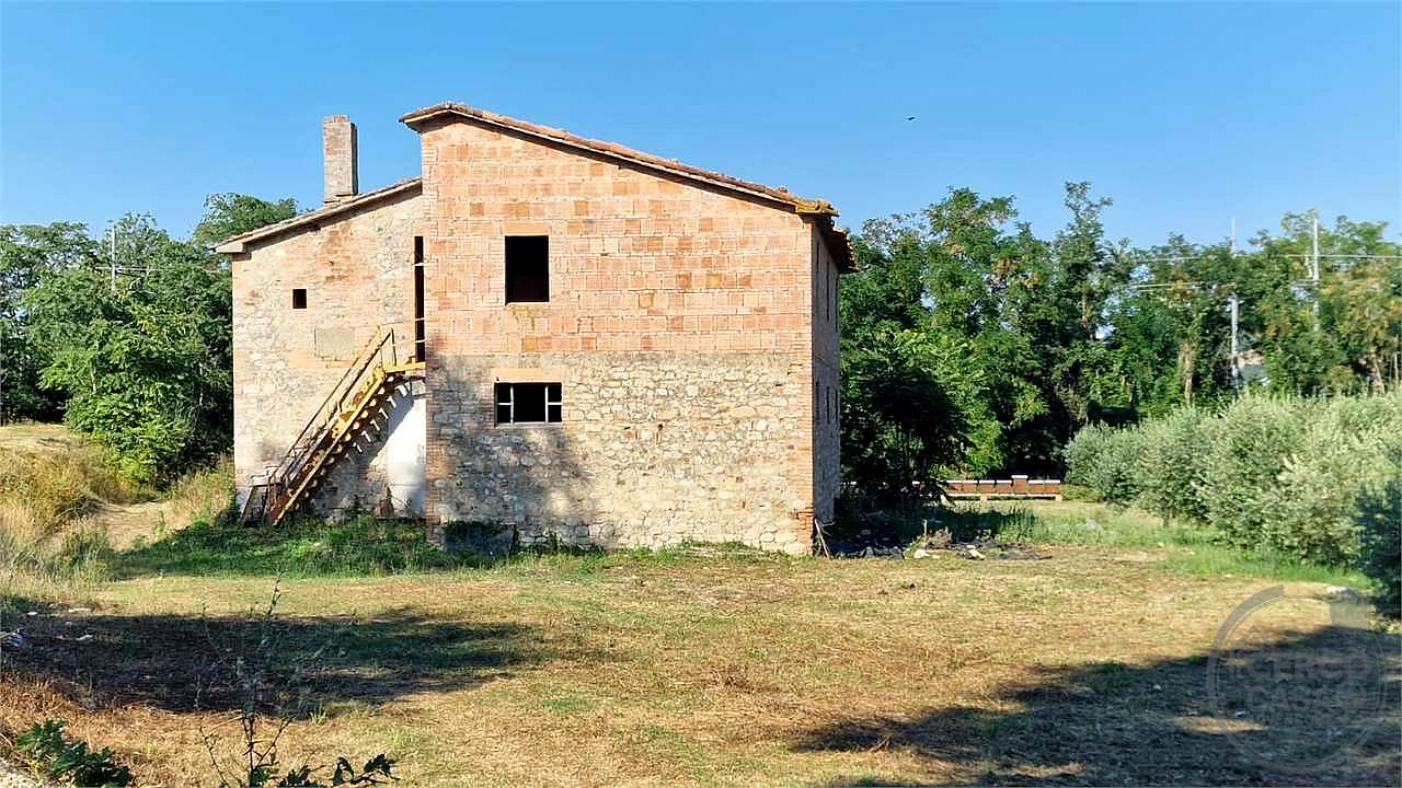 PROPRIETA' DA RISTRUTTURARE IN APERTA CAMPAGNA