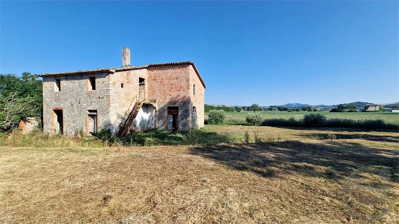 PROPRIETA' DA RISTRUTTURARE IN APERTA CAMPAGNA