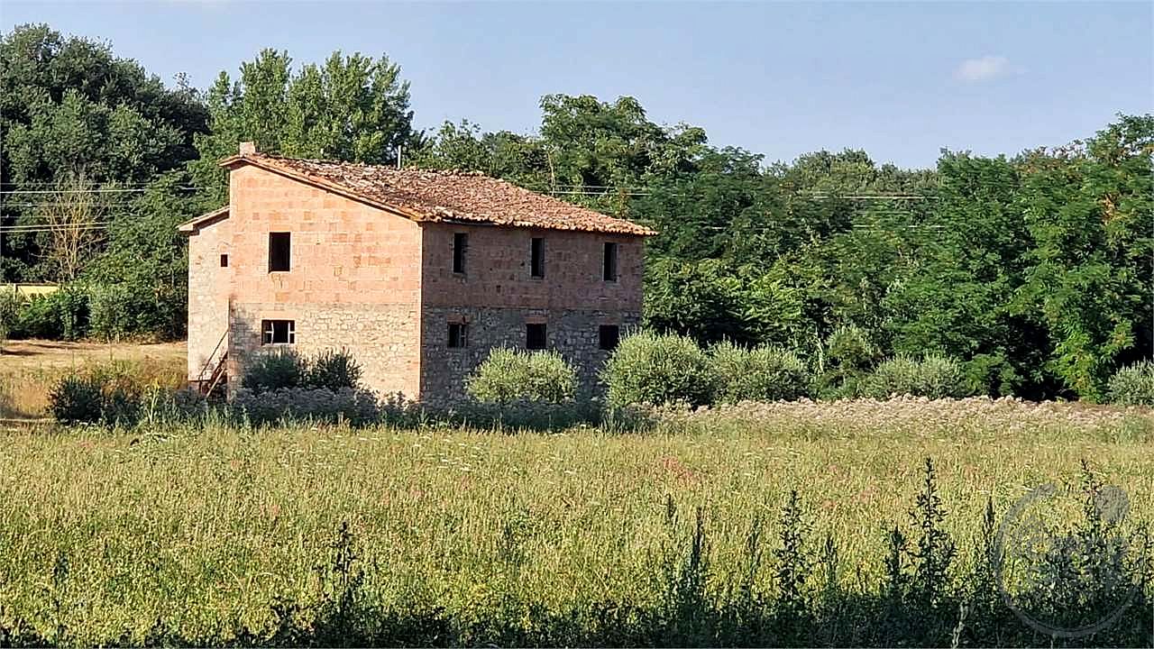 PROPRIETA' DA RISTRUTTURARE IN APERTA CAMPAGNA