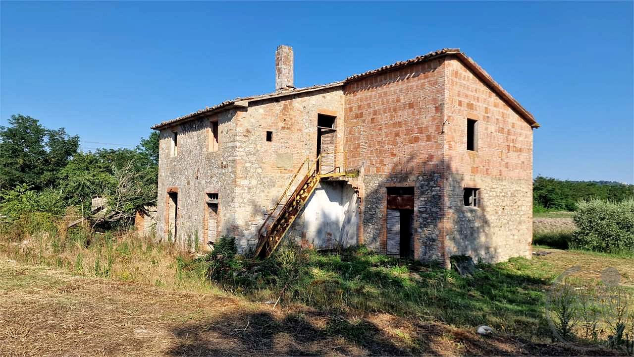 PROPRIETA' DA RISTRUTTURARE IN APERTA CAMPAGNA