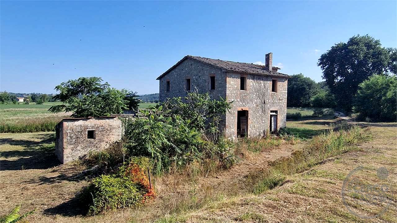 PROPRIETA' DA RISTRUTTURARE IN APERTA CAMPAGNA