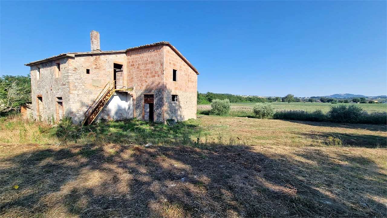 PROPRIETA' DA RISTRUTTURARE IN APERTA CAMPAGNA