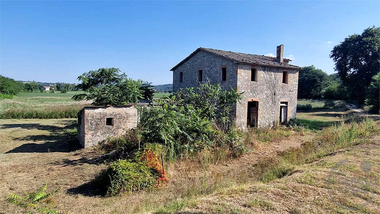PROPRIETA' DA RISTRUTTURARE IN APERTA CAMPAGNA