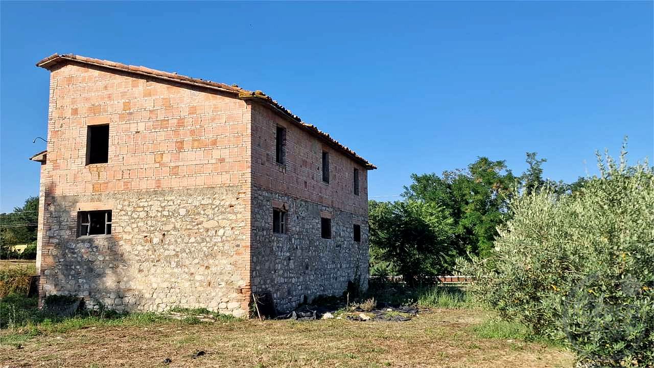 PROPRIETA' DA RISTRUTTURARE IN APERTA CAMPAGNA