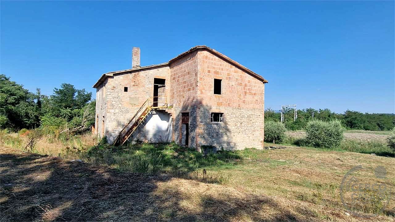 PROPRIETA' DA RISTRUTTURARE IN APERTA CAMPAGNA