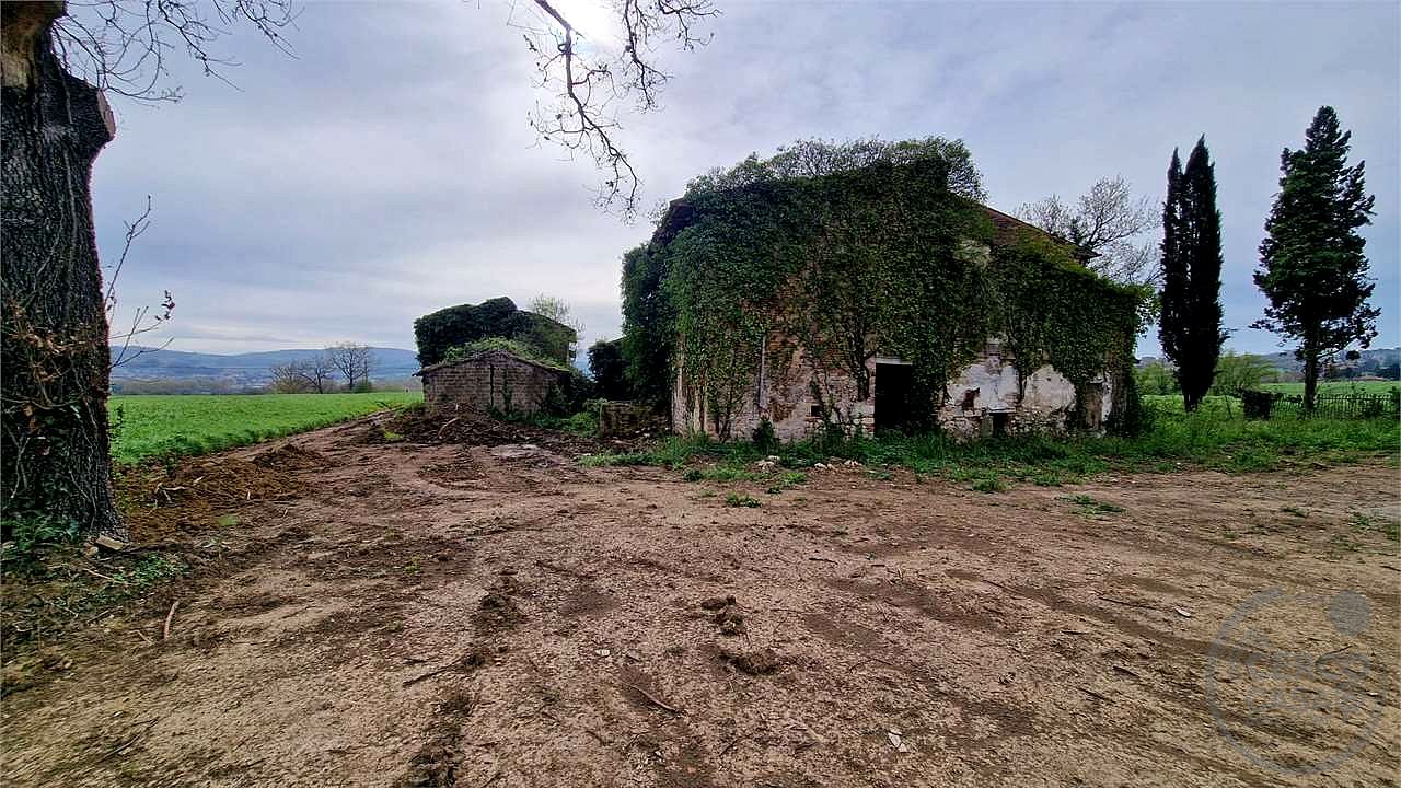 CASALE DA RISTRUTTURARE CON TERRENO