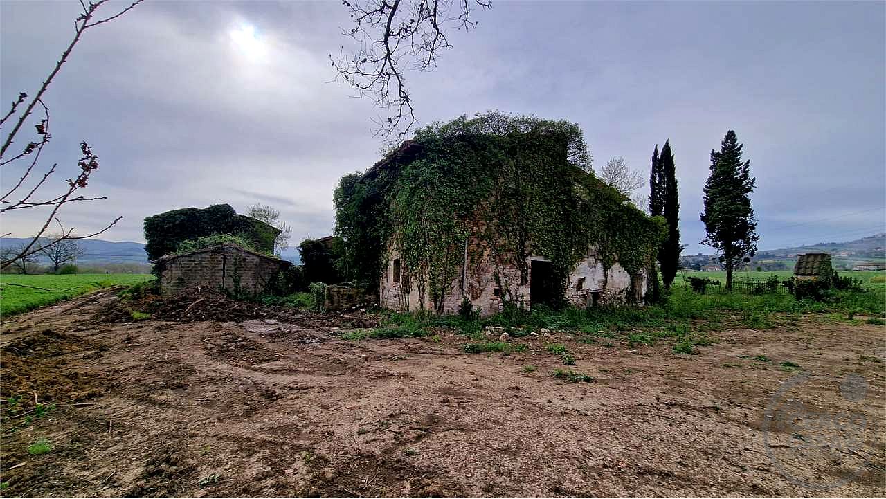 CASALE DA RISTRUTTURARE CON TERRENO