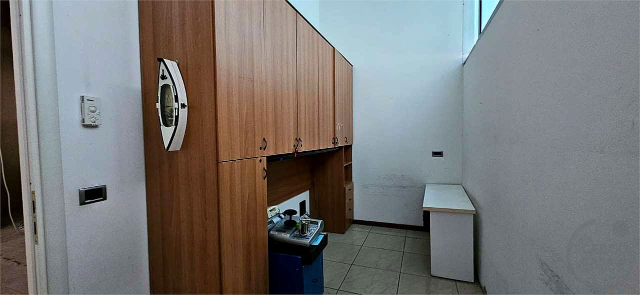 COLLAZZONE - COLLEPEPE: AMPIO LOCALE COMMERCIALE AL PIANO TERRA