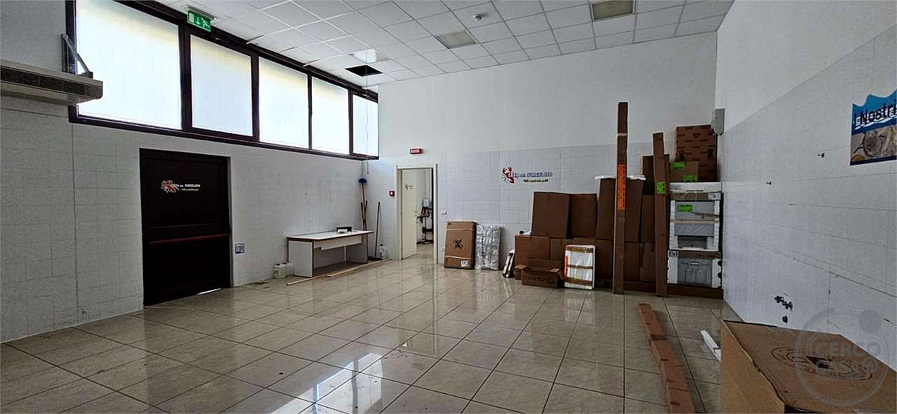 COLLAZZONE - COLLEPEPE: AMPIO LOCALE COMMERCIALE AL PIANO TERRA