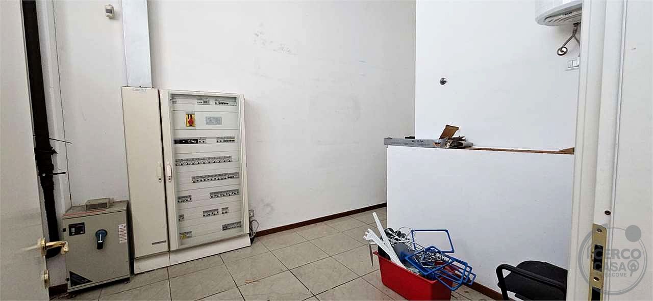 COLLAZZONE - COLLEPEPE: AMPIO LOCALE COMMERCIALE AL PIANO TERRA