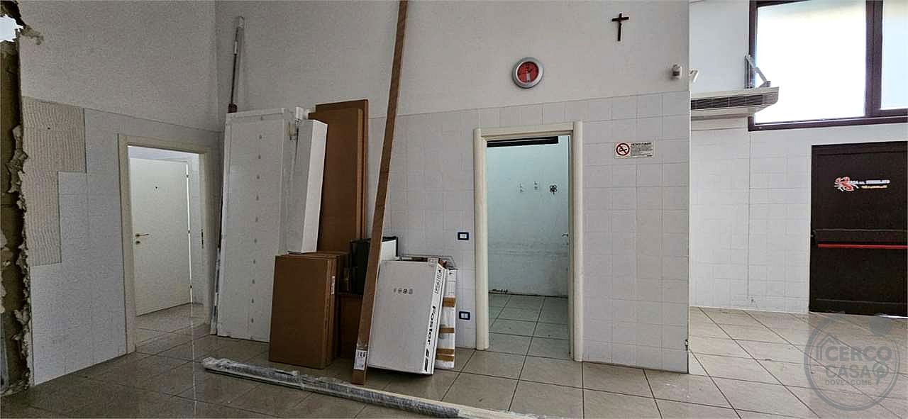 COLLAZZONE - COLLEPEPE: AMPIO LOCALE COMMERCIALE AL PIANO TERRA