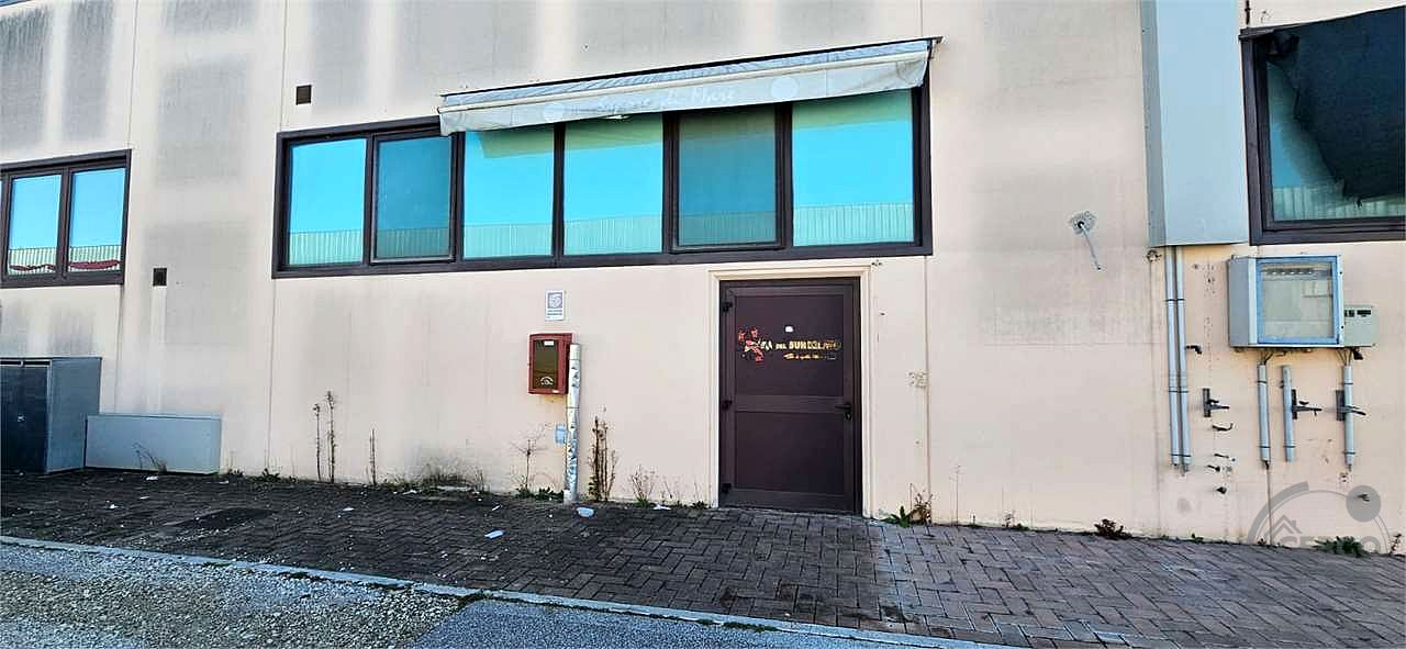 COLLAZZONE - COLLEPEPE: AMPIO LOCALE COMMERCIALE AL PIANO TERRA