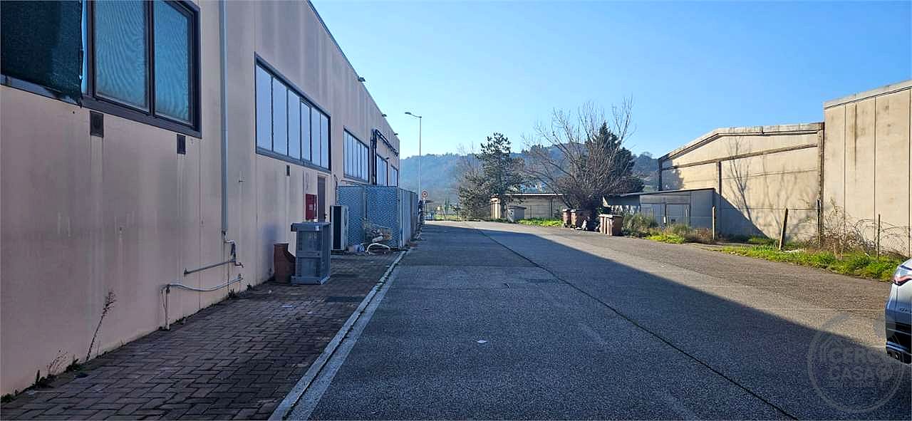 COLLAZZONE - COLLEPEPE: AMPIO LOCALE COMMERCIALE AL PIANO TERRA
