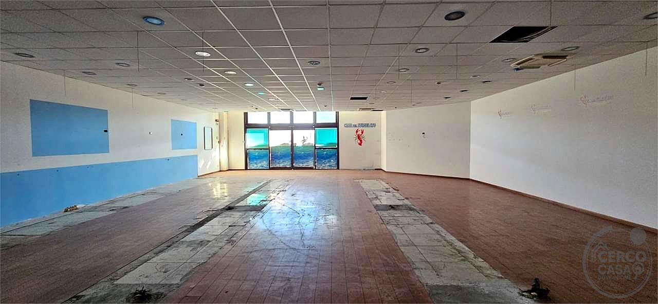 COLLAZZONE - COLLEPEPE: AMPIO LOCALE COMMERCIALE AL PIANO TERRA
