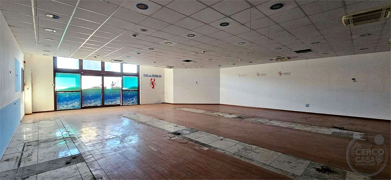 COLLAZZONE - COLLEPEPE: AMPIO LOCALE COMMERCIALE AL PIANO TERRA