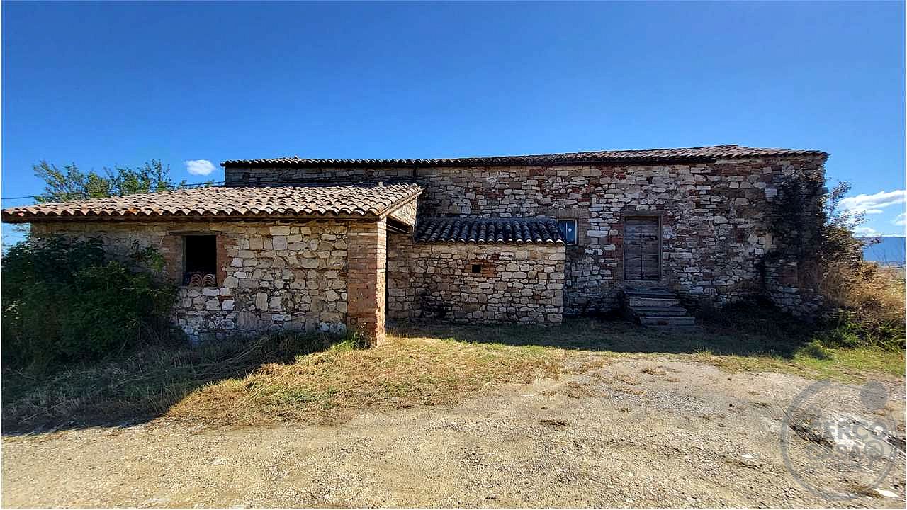 TODI – CASALE DA RISTRUTTURARE CON TERRENO